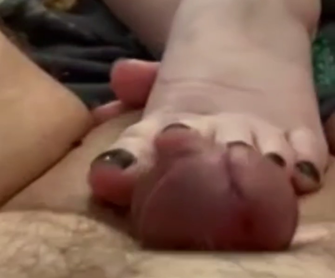 Mom doesn’t know she’s being filmed masturbating with her sexy feet
